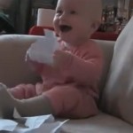 Bébé qui se tape des barres avec une feuille de papier (VIDEO)