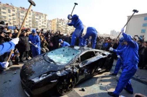 Mécontent, il paye des ouvriers pour détruire sa Lamborghini Gallardo ! (PHOTOS ET VIDEO)