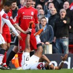 Choc : le tacle assassin de Carragher sur Nani (PHOTOS ET VIDEO)
