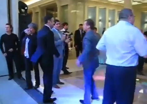 Le président russe Dmitri Medvedev danse sur &laquo;&nbsp;American Boy&nbsp;&raquo; (VIDEO)