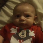 Bébé qui a peur du rire de sa maman (VIDEO)