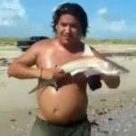 Pêcheur qui se fait mordre par un bébé requin (VIDEO)