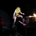 Lady Gaga se ramasse sur scène (VIDEO)