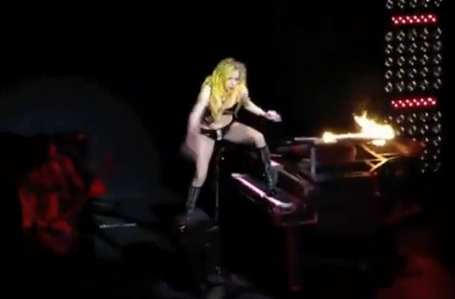 Lady Gaga se ramasse sur scène (VIDEO)