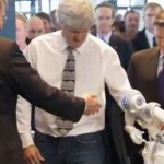 Un robot met un vent à François Fillon (VIDEO)