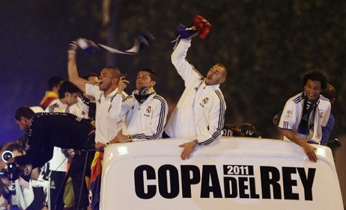 Sergio Ramos fait tomber la Coupe du Roi, le bus roule dessus (VIDEO)