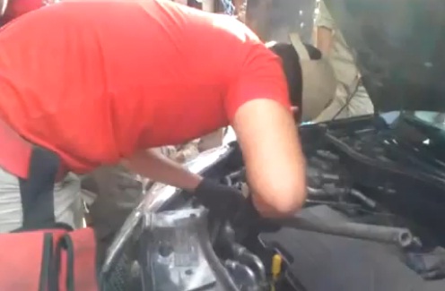 Il découvre un serpent dans le moteur de sa voiture (VIDEO)
