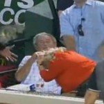 George W Bush évite une balle de baseball (VIDEO)