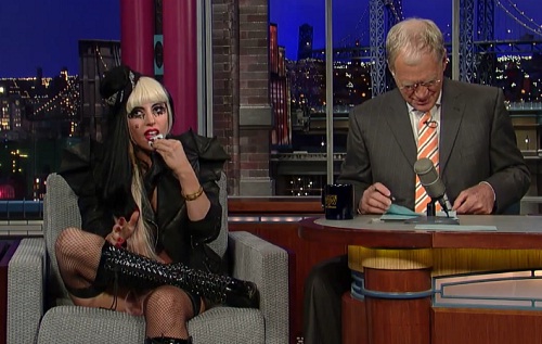 Lady Gaga mange du papier sur un plateau tv (VIDEO)