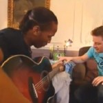 Didier Drogba apprend à jouer de la guitare (VIDEO)