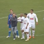 Roberto Carlos signe un autographe en plein match (VIDEO)