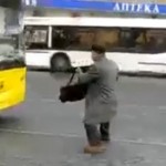 Un russe arrête un bus avec un AK-47 (VIDEO)