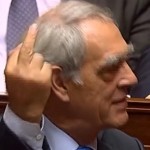 Henri Emmanuelli fait un doigt d&rsquo;honneur à François Fillon (VIDEO)