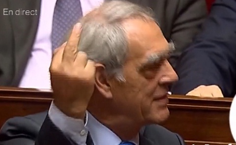 Henri Emmanuelli fait un doigt d’honneur à François Fillon (VIDEO)