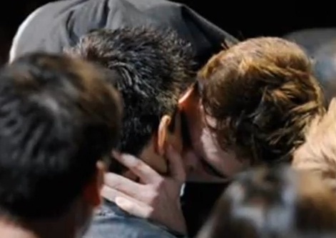 Robert Pattinson embrasse Taylor Lautner (VIDEO)