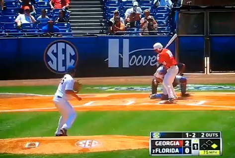 Joueur assommé par une balle de baseball (VIDEO)