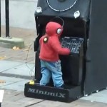Mini DJ qui mixe dans la rue (VIDEO)