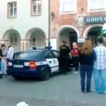 Il aide son pote à s&rsquo;échapper d&rsquo;une voiture de police (VIDEO)