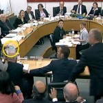 Rupert Murdoch agressé durant son audition (VIDEO)