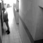 Ivre, un colonel russe urine sur la porte de son bureau (VIDEO)
