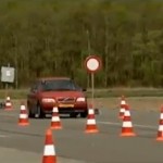 Y a pas pire conducteur : un candidat renverse le présentateur de l&rsquo;émission (VIDEO)