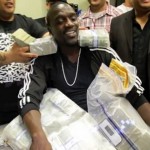 Akon dépense 50 000$ dans un club de strip-tease (VIDEO)