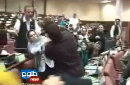 Baston entre 2 députées afghanes (VIDEO)