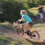 Blonde en vélo qui veut épater ses amis : Fail (VIDEO)