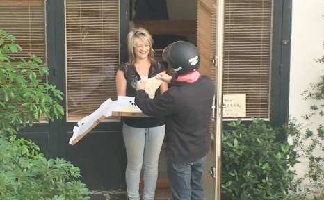 Gonzague : le pire livreur de pizzas au monde ? (VIDEO)