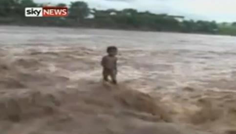 Inde : Un enfant emporté par les eaux puis sauvé (VIDEO)