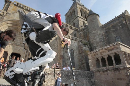 Un handicapé gravit le Mont-Saint-Michel grâce à un robot (VIDEO)
