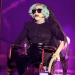 Polémique : Lady Gaga en chaise roulante sur scène (VIDEO)