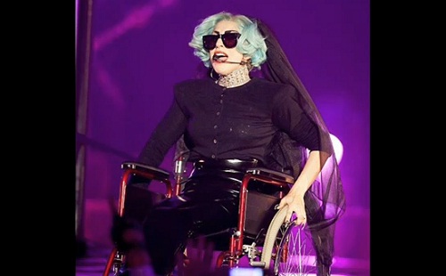 Polémique : Lady Gaga en chaise roulante sur scène (VIDEO)