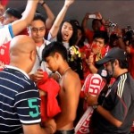 Un supporter de Manchester United humilié par des fans de Liverpool (VIDEO)