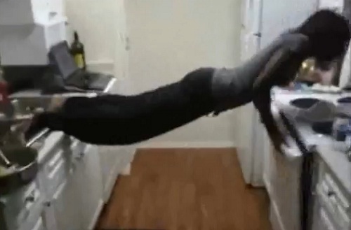 Planking Fail : La cuisinière lui tombe dessus (VIDEO)