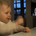 Un bébé fan de Freddie Mercury (VIDEO)