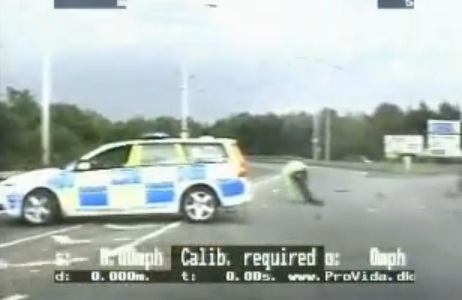 Policier britannique qui échappe de peu à la mort ! (VIDEO)