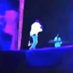 Kanye West se ramasse sur scène (VIDEO)