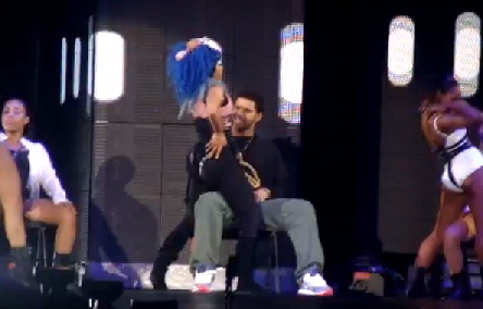 Nicki Minaj offre un lap dance à Drake (VIDEO)