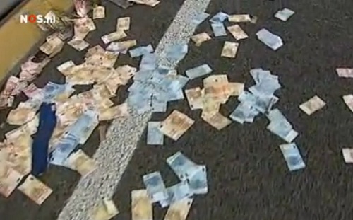 Pluie de billets sur une autoroute néerlandaise (VIDEO)