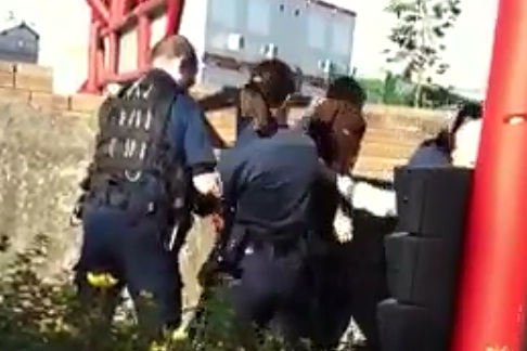 Arrestation d’une femme en niqab par la police à Saint-Denis (VIDEO)