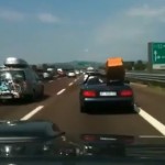 Il transporte un cercueil dans son cabriolet (VIDEO)
