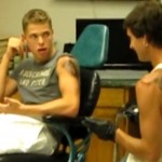 Régis chez le tatoueur ! (VIDEO)