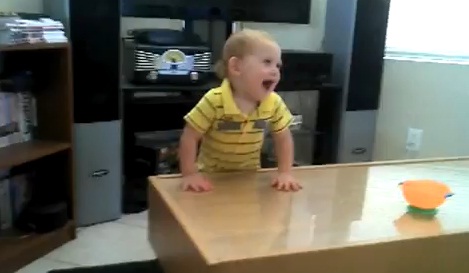 Un bébé fan de Metal (VIDEO)