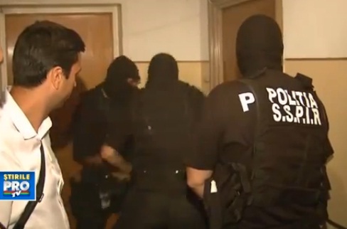Police roumaine vs porte blindée (VIDEO)