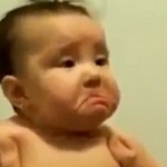 Bébé traumatisé par le rire de son père ! (VIDEO)