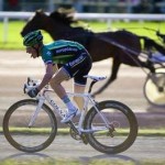 Course entre le cycliste Thomas Voeckler et un cheval (VIDEO)