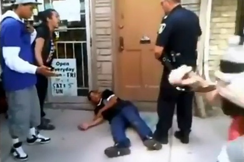 Un policier tase un jeune en pleine tête (VIDEO)