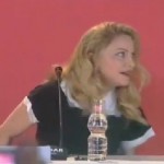 Madonna piégée par son micro (VIDEO)
