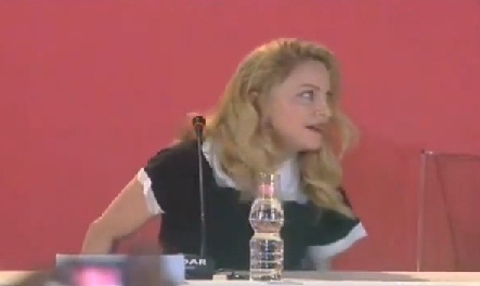 Madonna piégée par son micro (VIDEO)